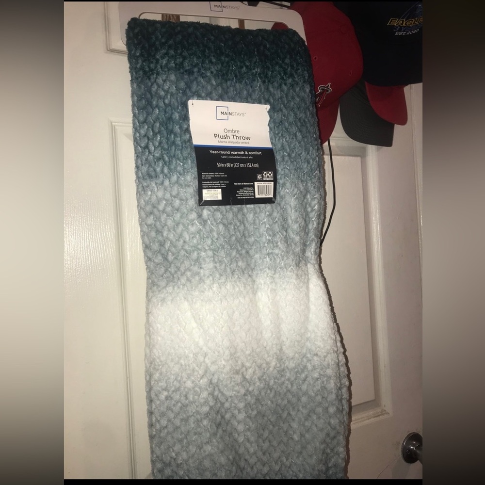 Plush throw blanket